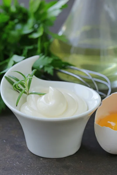 Natuurlijke zelfgemaakte mayonaise met eigeel en plantaardige olie — Stockfoto