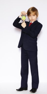 Çalar saat atlet işaret gösteren bir takım elbise içinde bir çocuk portresi 