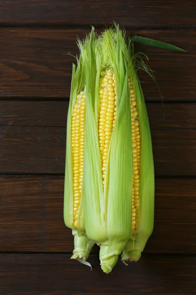 Cob fresh raw natural organic corn — Stock Photo, Image