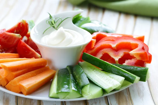 Collation aux légumes frais - carottes, poivrons, concombres et tomates avec trempette — Photo