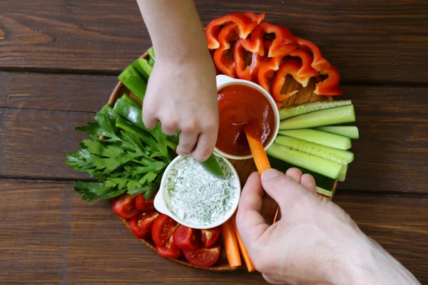 Collation aux légumes frais - carottes, poivrons, concombres et tomates avec trempette — Photo