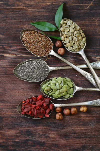 Ingredientes alimenticios saludables súper alimentos - semillas de chía y lino, bayas de goji, nueces — Foto de Stock