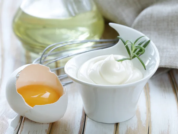 Přírodní domácí majonéza s vaječným žloutkem a rostlinného oleje — Stock fotografie