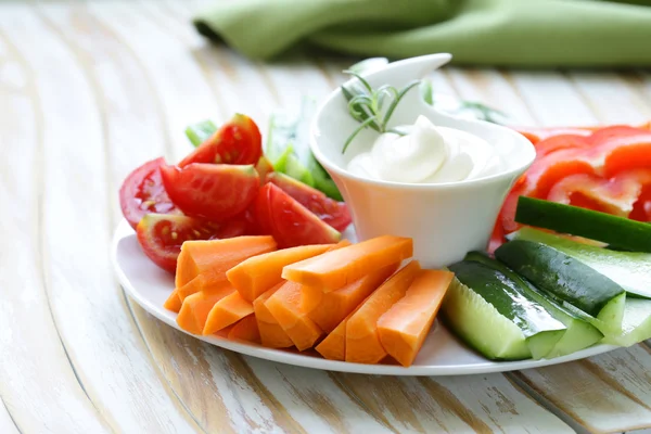 Collation aux légumes frais - carottes, poivrons, concombres et tomates avec trempette — Photo