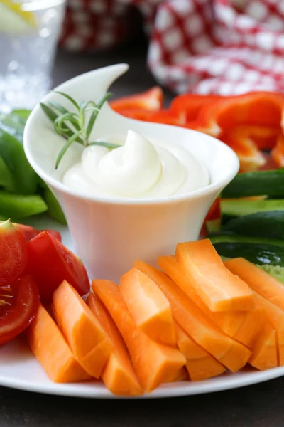 Collation aux légumes frais - carottes, poivrons, concombres et tomates avec trempette — Photo