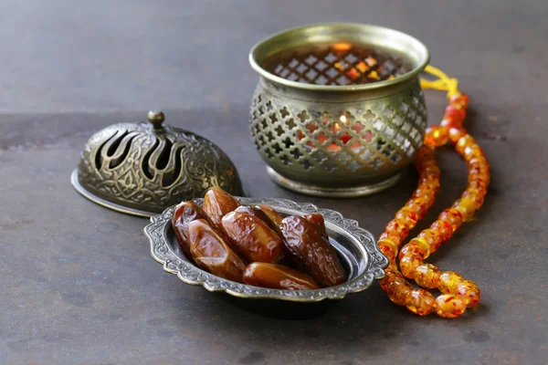 Sweet dried dates in vintage silver plate — Stock Photo, Image