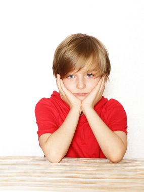 Beyaz bir arka plan üzerinde kırmızı gömlekli sarışın yakışıklı