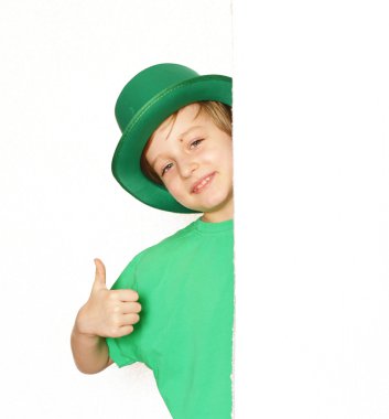 genç yakışıklı yeşil şapkalı - tatil St. Patrick