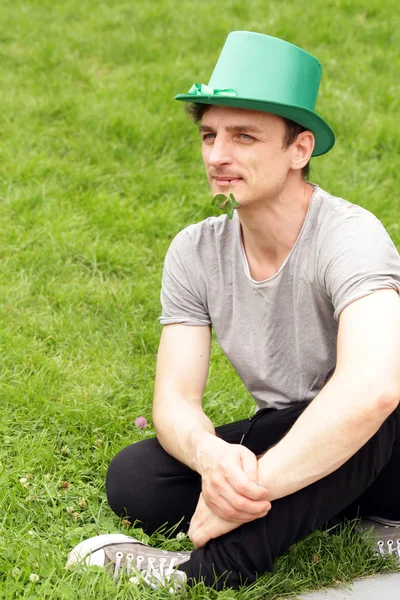Красивый молодой человек в зеленой шляпе - праздник Св. Патрика — стоковое фото