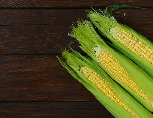 Čerstvé syrové přírodní organické kukuřice klas — Stock fotografie