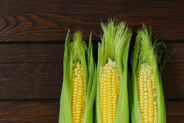 Mazorca de maíz orgánico natural crudo fresco —  Fotos de Stock