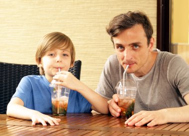 Baba ve oğul buz çay içme bir kafede