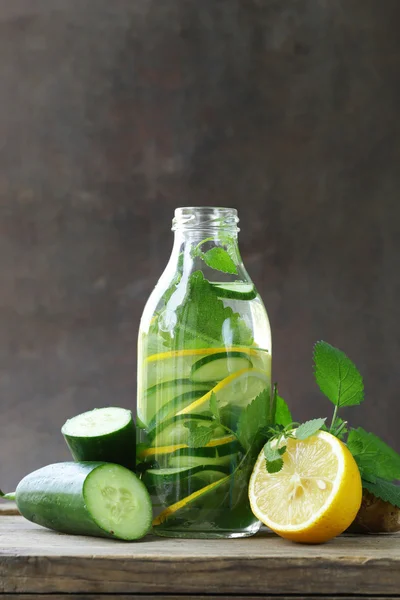 Bebida desintoxicante con pepino fresco, limón y jengibre, alimentación saludable y dieta —  Fotos de Stock