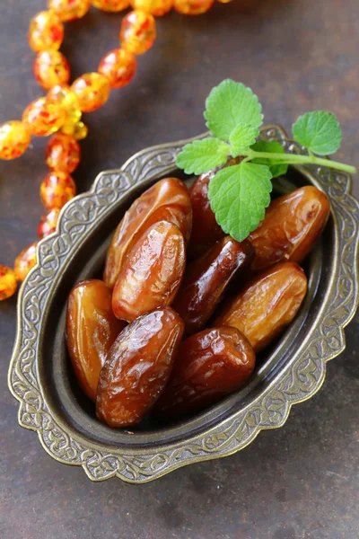 Dátiles secos dulces en plato de plata vintage — Foto de Stock