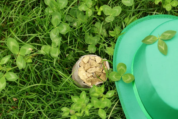 Traditional symbols for Patrick's Day - green hat, clover — Stock Photo, Image