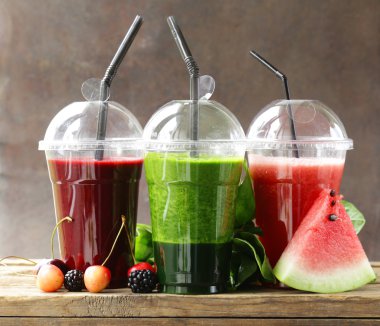 Berry meyve ve ıspanak smoothies kiraz, ahududu ve karpuz - içki sağlıklı gıda 