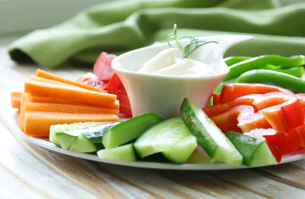 Lanche de verduras fresco - cenouras, pimentão doce, pepinos e tomates com mergulho — Fotografia de Stock