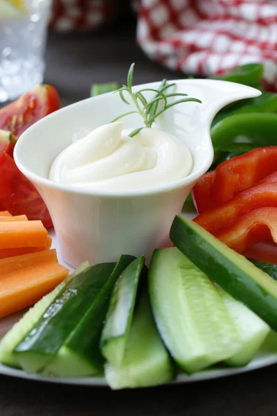 Przekąska świeże warzywa - marchew, papryka, ogórki i pomidory z kąpieli — Zdjęcie stockowe