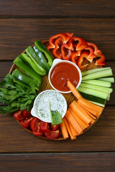 Przekąska świeże warzywa - marchew, papryka, ogórki i pomidory z kąpieli — Zdjęcie stockowe