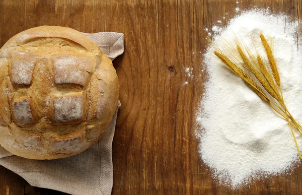 Natürliches hausgemachtes Bio-Brot und Mehl auf Holzgrund — Stockfoto