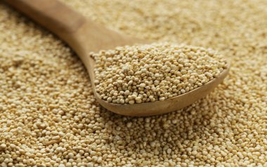 Quinoa Tahıl bir tahta kaşık yakın çekim shot