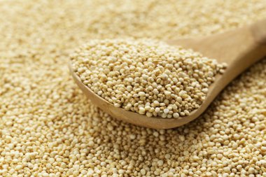 Quinoa Tahıl bir tahta kaşık yakın çekim shot