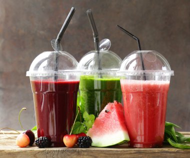 Berry meyve ve ıspanak smoothies kiraz, ahududu ve karpuz - içki sağlıklı gıda 