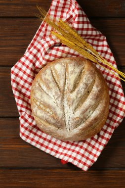 ahşap bir masa üzerinde doğal organik ev yapımı ekmek