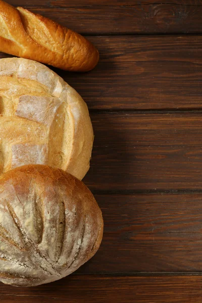 Natürliches, hausgemachtes Bio-Brot auf einem Holztisch — Stockfoto