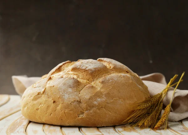 Ahşap bir masa üzerinde doğal organik ev yapımı ekmek — Stok fotoğraf