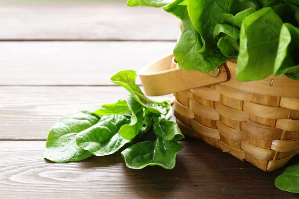 Natuurlijke biologische groene spinazie op een houten tafel — Stockfoto