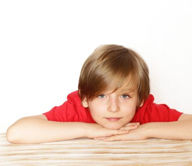 portre sarışın yakışıklı beyaz zemin üzerine kırmızı gömlekli