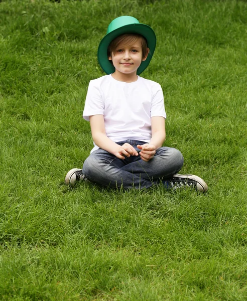 Симпатичный мальчик в зеленой шляпе - праздник Святого Патрика — стоковое фото