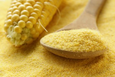 Makro Mısır unu bir tahta kaşık, yumuşak odak vurdu.