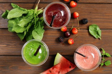 Berry meyve ve ıspanak smoothies kiraz, ahududu ve karpuz - içki sağlıklı gıda 