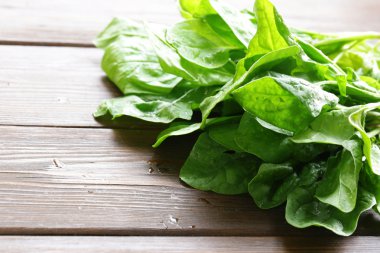 ahşap bir masa üzerinde doğal organik yeşil ıspanak