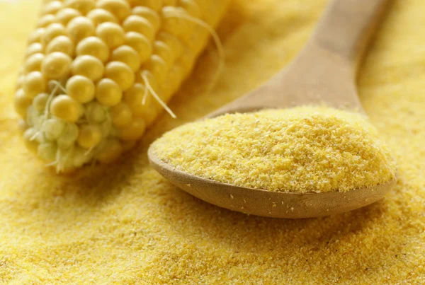 Makro Mısır unu bir tahta kaşık, yumuşak odak vurdu.