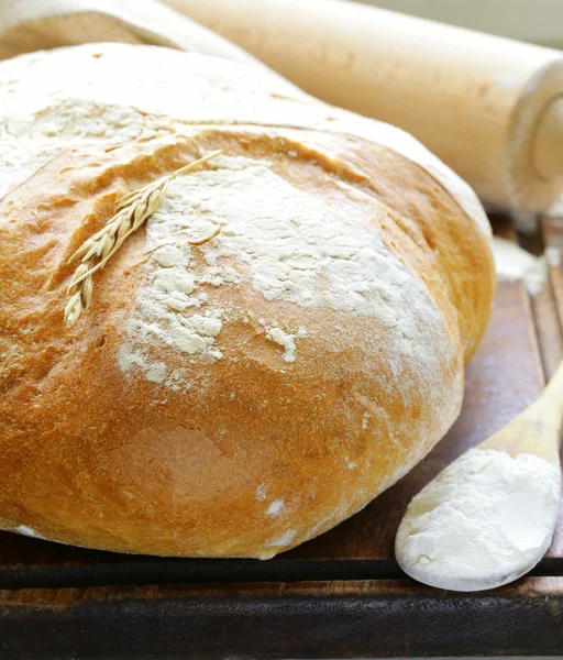 Ahşap bir masa üzerinde doğal organik ev yapımı ekmek — Stok fotoğraf