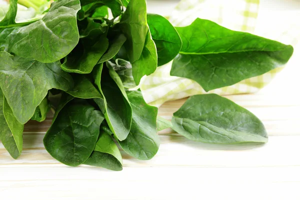 Natural organic green spinach on a wooden table — Stock Photo, Image