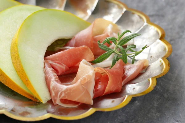 Antipasto tradizionale italiano parma prosciutto con melone - melone prosciutto — Foto Stock