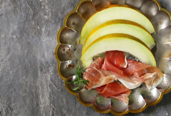 Traditional Italian appetizer parma ham with melon - prosciutto melone — Stock Photo, Image