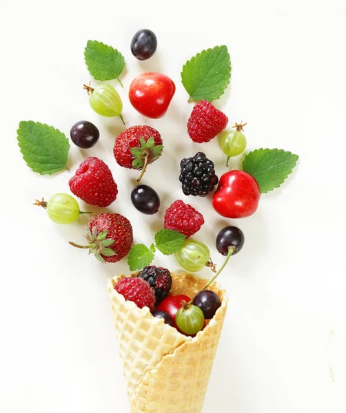 Verschiedene frische Bio-Beeren im Waffelkegeleis — Stockfoto