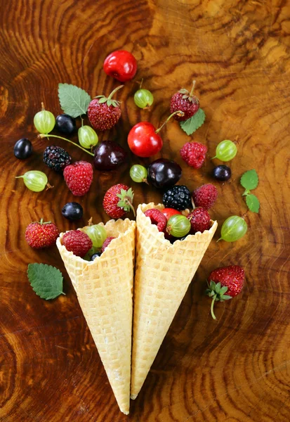 Olika färska ekologiska bär i waffle cone glass — Stockfoto