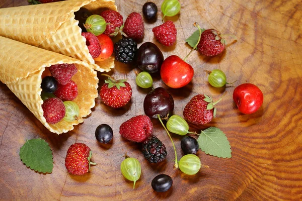 Várias bagas orgânicas frescas em sorvete de cone de waffle — Fotografia de Stock