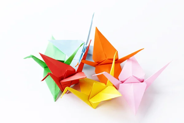 Beyaz bir arka plan üzerinde renkli kağıt origami kuşlar — Stok fotoğraf