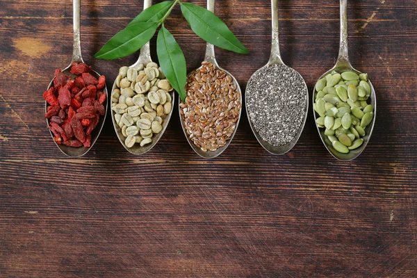 Sehat makan bahan makanan super - chia dan flax biji, goji berry, kacang-kacangan — Stok Foto