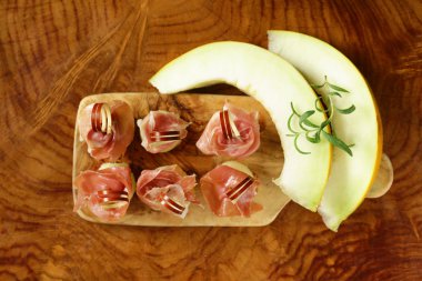 geleneksel İtalyan meze parma ham kavun - prosciutto melone ile 