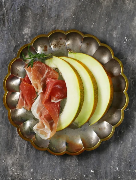 Traditional Italian appetizer parma ham with melon - prosciutto melone — Stock Photo, Image