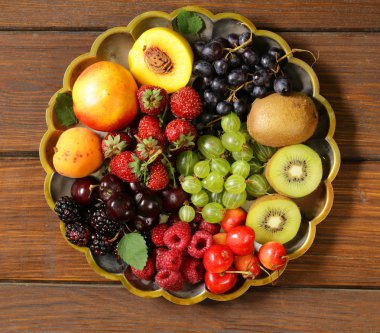 çeşitli taze doğal organik meyveler - kiraz, ahududu, çilek