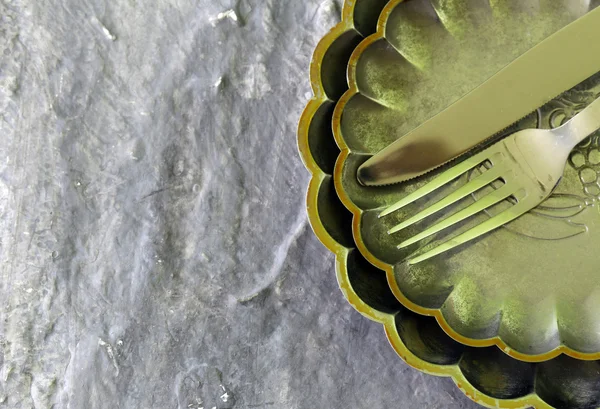 Vintage cutlery and a plate on a gray background — Stock Photo, Image